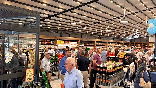 Hanımeli Yöresel Market'in bininci müşterisine sürpriz hediye