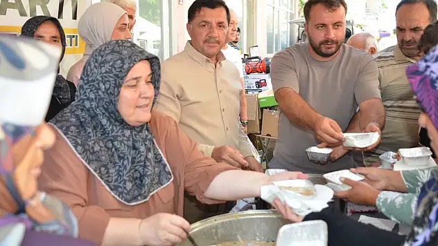 Hanönü AK Parti'den Pazarda Aşure Dağıtımı
