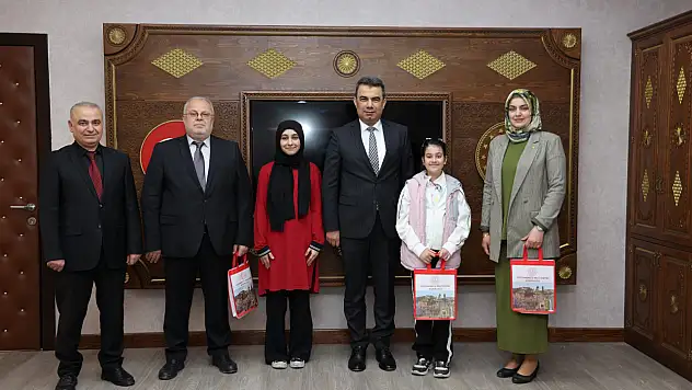 Hasan Gümüş, Türkiye Birincisi Öğrencisine Ödüllerini Takdim Etti