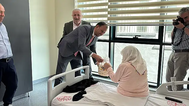 Hastalara Meyve İkram Edildi