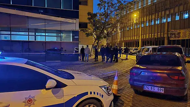 Hastane Önünde Kendini Vurdu