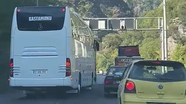 Hatalı sollama yapan otobüs faciaya neden oluyordu