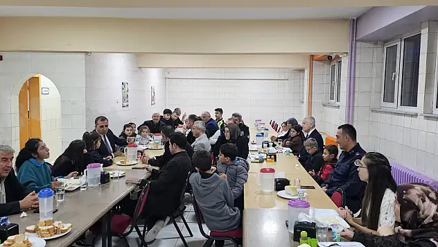 Hayır Yemeğinde Bir Araya Geldiler