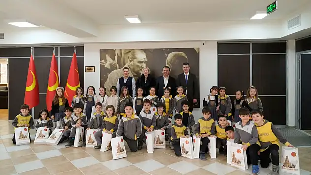 Hazerbey Koleji Öğrencileri Belediyeyi Ziyaret Etti