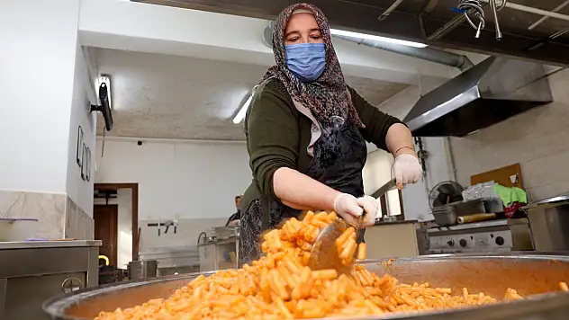 Her Gün 400 Kişiye Sıcak Yemek İkram Ediliyor