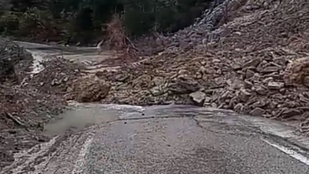 Heyelan, 3 İlçenin Yolunu Ulaşıma Kapadı