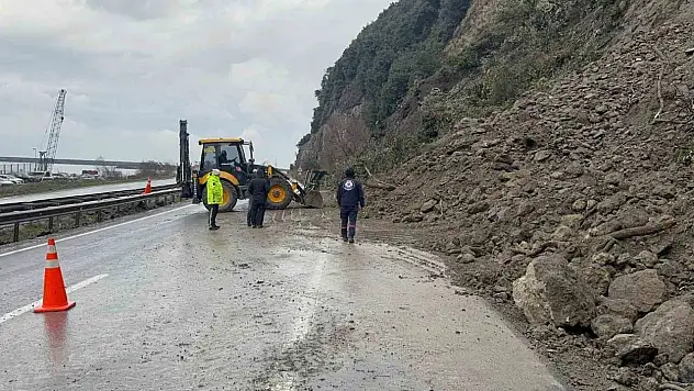 Heyelan Kara Yolunu Kapattı