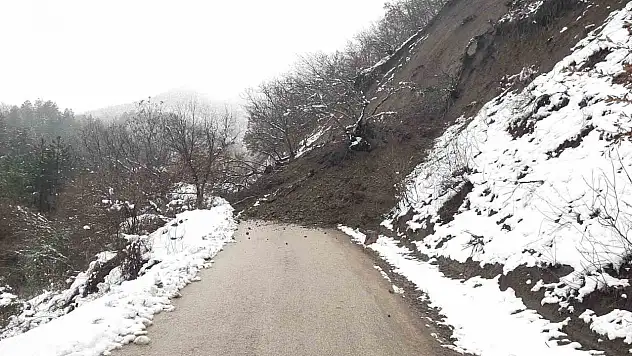 Heyelan Köy Yolunu Ulaşıma Kapattı