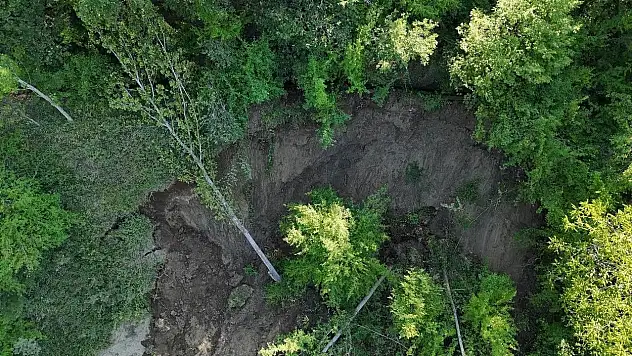 Heyelan yolu ulaşıma kapattı