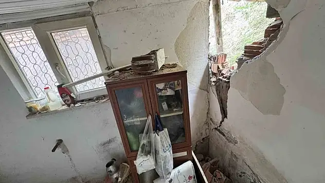 Heyelanda kaya parçalarının isabet ettiği ev hasar gördü