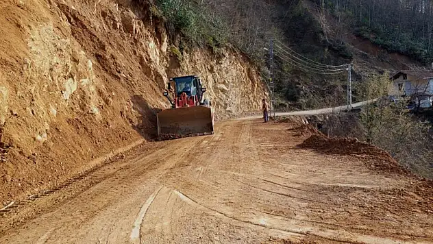 Heyelanın kapattığı yol ulaşıma açıldı