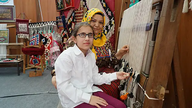 'Hissederek kilim dokuyorum'