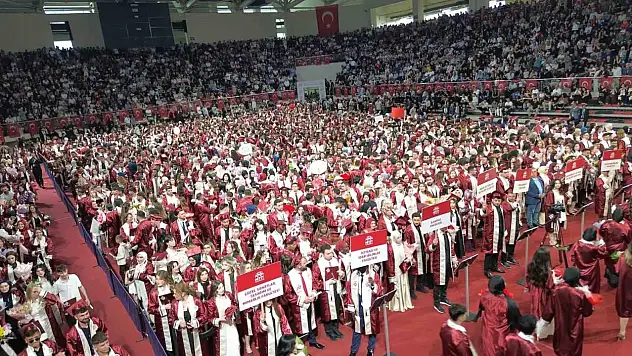 Hitit Üniversitesi'nde mezuniyet coşkusu