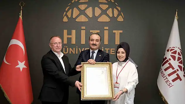 Hitit Üniversitesi'nin Kan Bağışı Duyarlılığına Kızılay'dan Gümüş Madalya