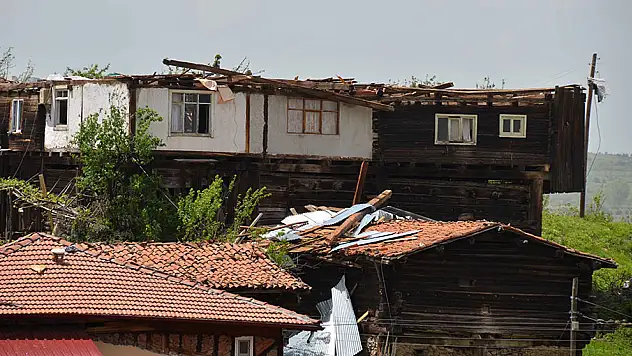 Hortum evleri yerle bir etti