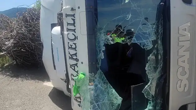 Hurda demiri yüklü tır devrildi: 1 yaralı