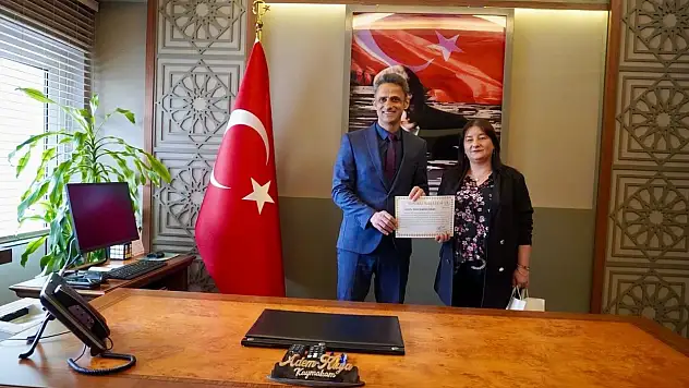 Hem İşini Yaptı Hem De En Çok Kitap Okuyarak Ödüllendirildi
