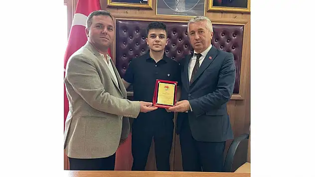 İhsangazi Belediyesi'nden Başarılı Öğrenciye Ödül