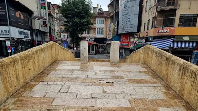 İki Adak Taşının Arasından Geçenlerin Dileği Kabul Oluyor