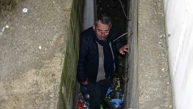 İki Duvar Arasına Sıkışan Yaşlı Adam Kurtarıldı