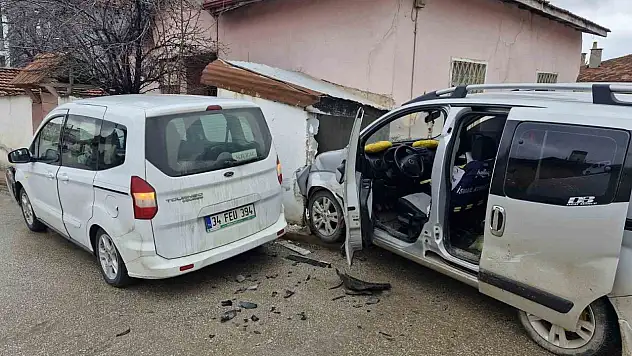 Çorum'da 2 Araç Çarpıştı