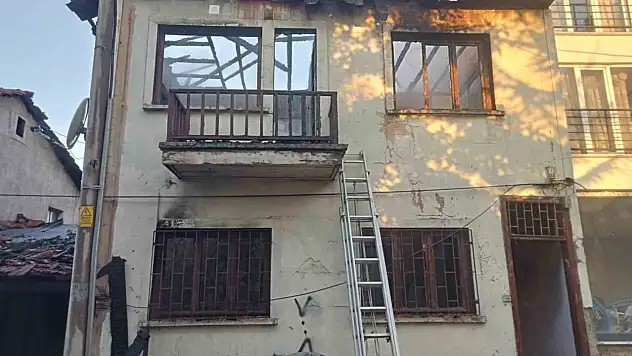 İki Katlı Ahşap Ev Alev Alev Yandı