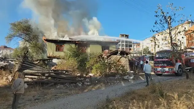İki katlı ahşap ev küle döndü