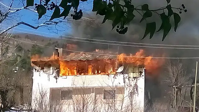 İki katlı ev küle döndü