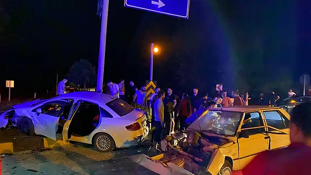 İki otomobil çarpıştı: 2 yaralı