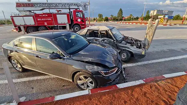 İki Otomobil Çarpıştı: 2 Yaralı