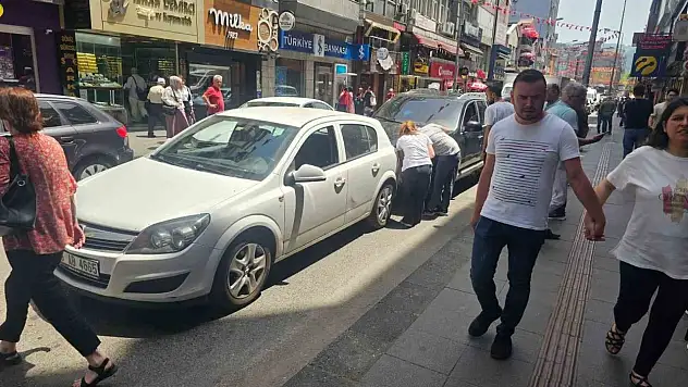İki Otomobil Çarpıştı