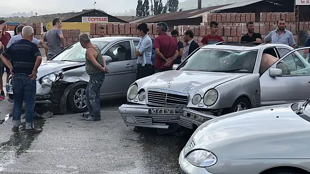 İki otomobil kafa kafaya çarpıştı
