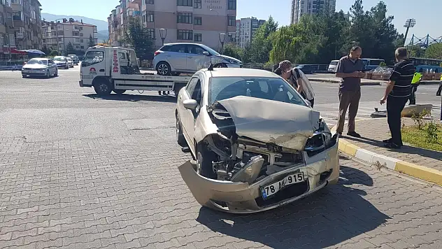 İki otomobil kavşakta çarpıştı