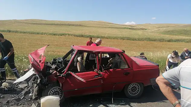 İki otomobilin çarpıştığı kazada 1 kişi öldü, 2 kişi yaralandı