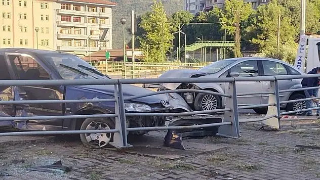 İki Otomobilin Çarpıştığı Kazada 4 Kişi Yaralandı