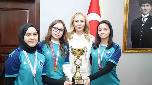 İl Birincisi Takım, Kupayı Kaymakam Şıktaş'a Götürdü