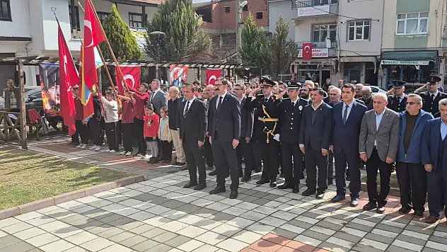 İlçelerde Çelenk Sunma Töreni Düzenlendi