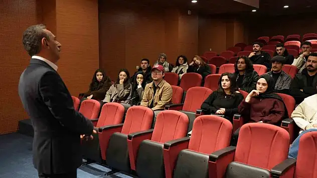İletişim Fakültesi Dekanı Avcı, Öğrencilerle Buluştu