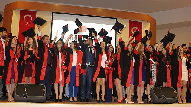 İletişim Fakültesi ilk mezunlarını verdi