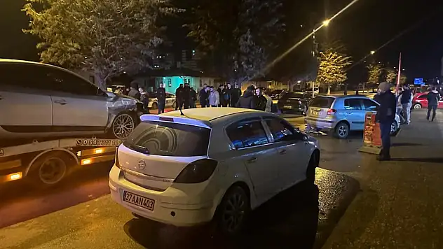 İlk Önce Birbirlerine, Sonra Duran Araçlara Çaptılar