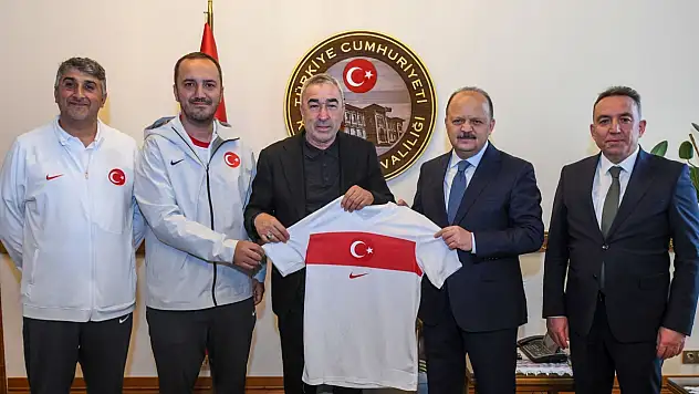 Milli Takım Teknik Koordinatörü Samet Aybaba, Vali Dallı'yı Ziyaret Etti