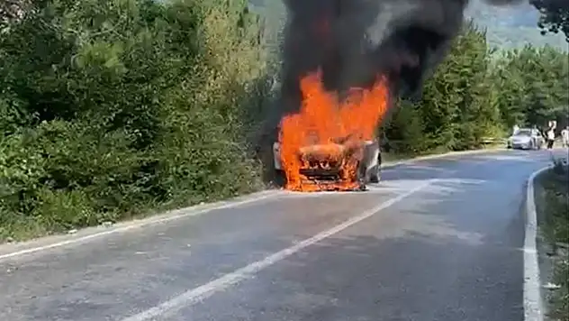 İnkumu yolunda otomobil alevlere teslim oldu