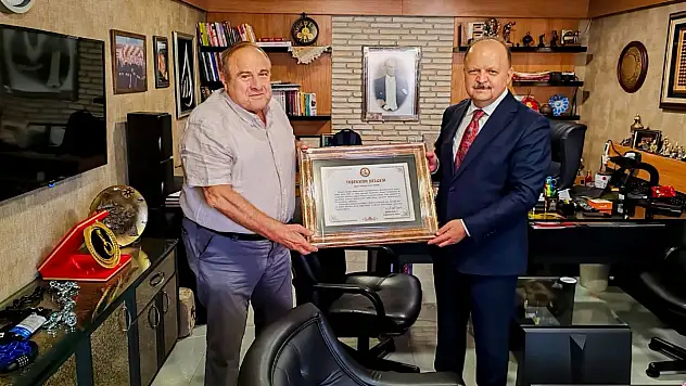İş İnsanı Hüseyin Avni Üster'e Teşekkür Belgesi