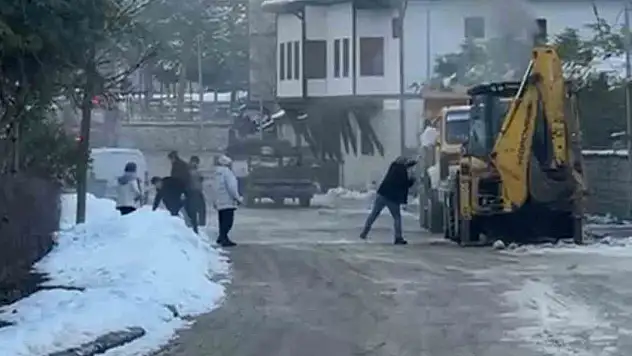 İş Makinesinde Çıkan Yangını Karla Söndürmeye Çalıştılar