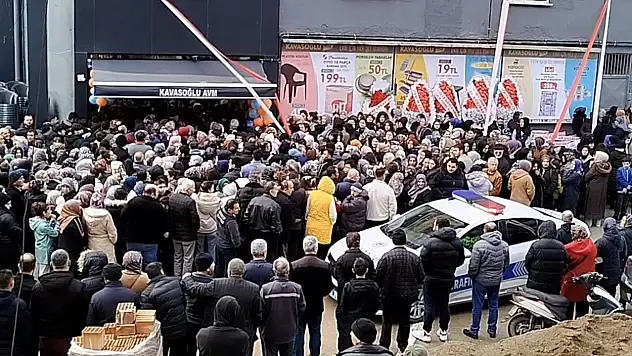 İş Yeri Açılışında Yapılan İndirim İzdihama Sebep Oldu