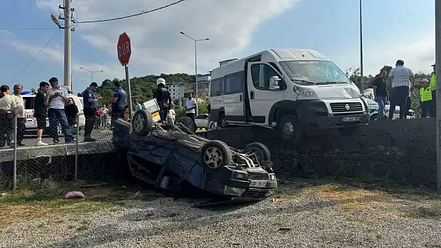 İşçi servisiyle çarpışan otomobil bahçeye uçtu: 3 yaralı