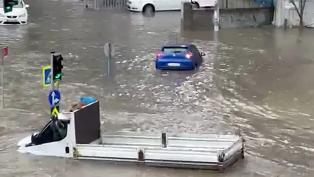 İstanbul'da sağanak yağış! Caddeler göle döndü
