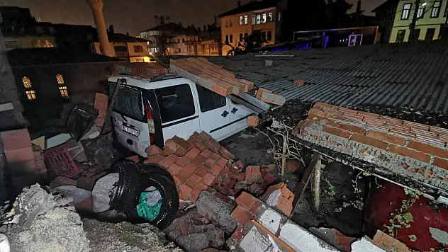 İstinat duvarı yıkıldı: 6 araç hasar gördü