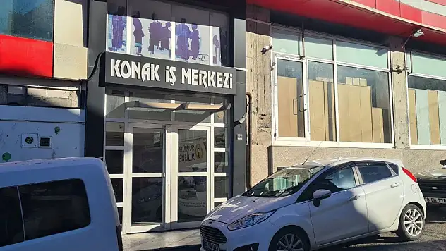 Hırsızlar, Kendilerini Kaydeden Güvenlik Kamerasını da Çaldı