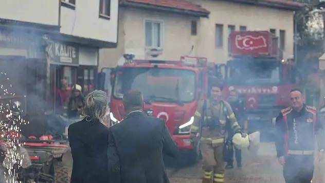 İtfaiyeciler yangın beklerken kutlamayla karşılaştı